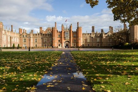 London: Private Hampton Court Palace tour and Afternoon Tea